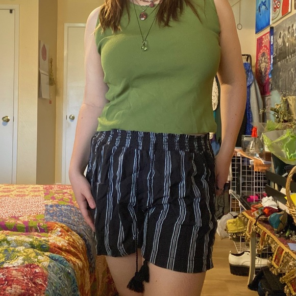 black and white striped shorts with tassel drawstring! 💟🪩 - Picture 3 of 4